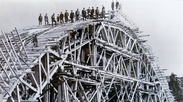 Čtyři stovky dělníků na mostě pracovaly mezi roky 1926 až 1928.