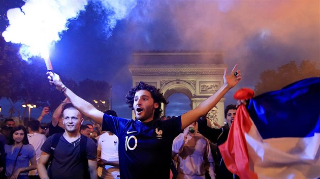 VIVE LA FRANCE. Franouzští fanoušci slaví na slavné pařížské třídě Champs-Élysées postup fotbalistů do finále mistrovství světa.