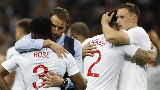 ANGLICK SMUTEK. Trenr Gareth Southgate utuje Dannyho Rose po vyazen Anglie z mistrovstv svta.