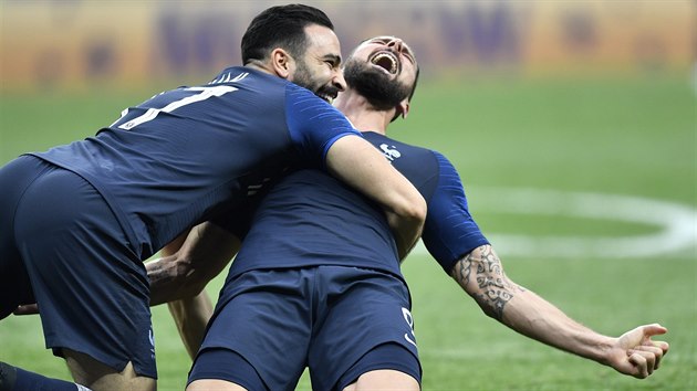 BEZPROSTŘEDNÍ EUFORIE. Francouzi Adil Rami (vlevo) a Olivier Giroud (vpravo) po vítězství ve finále fotbalového mistrovství světa.