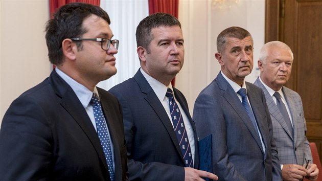 Zstupci ANO a SSD podepsali koalin smlouvu. Na snmku jsou zleva f poslanc SSD Jan Chvojka, pedseda sociln demokracie Jan Hamek, f ANO Andrej Babi, pedseda poslaneckho klubu ANO Jaroslav Faltnek (10. ervence 2018).