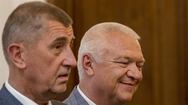 Zástupci ANO a ČSSD podepsali koaliční smlouvu. Na snímku jsou šéf ANO Andrej Babiš a předseda poslaneckého klubu ANO Jaroslav Faltýnek (10. července 2018).