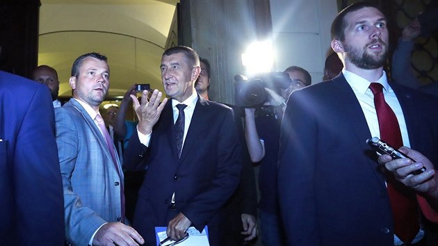 Premiér Andrej Babi na výzvu opozice vyel mezi demonstranty.