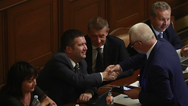 Menšinová vláda Andreje Babiše získala důvěru. Na snímku si podává ruku předseda ČSSD Jan Hamáček a šéf poslanců ANO Jaroslav Faltýnek (12. července 2018).