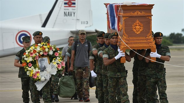 lenov thajskho nmonictva penej ostatky svho mrtvho kolegy, kter zemel pi zchran chlapc z jeskyn
