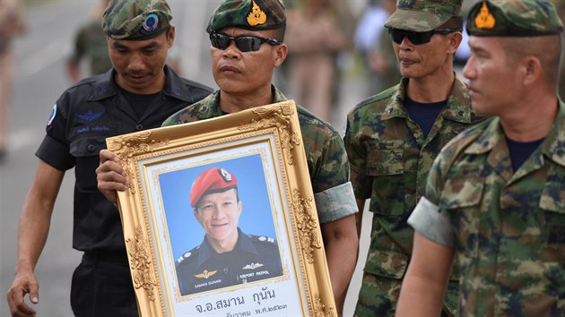 Členové thajského námořnictva s podobiznou svého kolegy Samana Gunana, který zemřel při záchraně chlapců z jeskyně