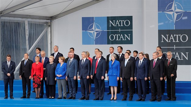 Zástupci členských zemí NATO na summitu v Bruselu. Zcela vpravo prezident Miloš Zeman
