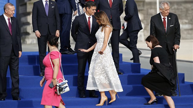 Prezident Milo Zeman (vpravo) bhem pprav na spolenou fotografii na summitu NATO v Bruselu.