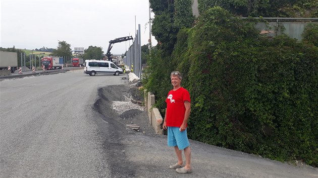 Stanislav vantner stoj u svho domu v Rychalticch na Frdecko-Mstecku, ped kterm zstane kus nedostavn silnice.