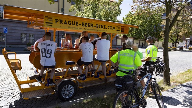 Strnci kontroluj pivn kolo na nplavce u Dvokova nbe.