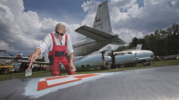 Zakladatel a majitel Air parku ve Zruči natírá součásti polského Lim-6bis (polská licence ruské stíhačky MiG-17) před jeho kompletací. (16. července 2018)