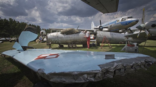 Zakladatel a majitel Air parku ve Zruči natírá součásti polského Lim-6bis (polská licence ruské stíhačky MiG-17) před jeho kompletací. (16. července 2018)