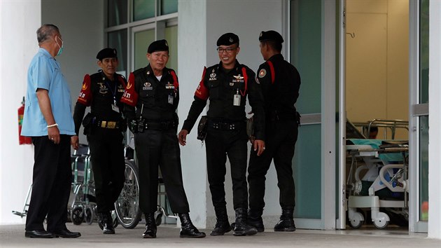 Nemocnici ve mst Chiang Rai, kde se zotavuj chlapci zachrnn z jeskyn Tham Luang, hldaj bodyguardi. (10. ervence 2018)