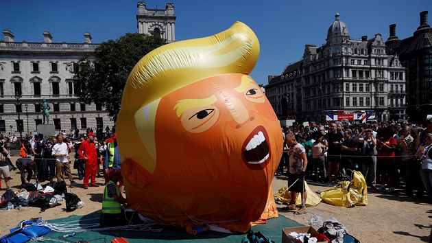 V Londn se bhem sttn nvtvy americkho prezidenta Donalda Trumpa vznela jeho nafukovac karikatura, brzy ji vak organiztoi zase vypustili. (13. ervence 2018)