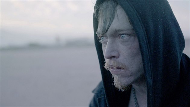 Caleb Landry Jones ve filmu Do noci