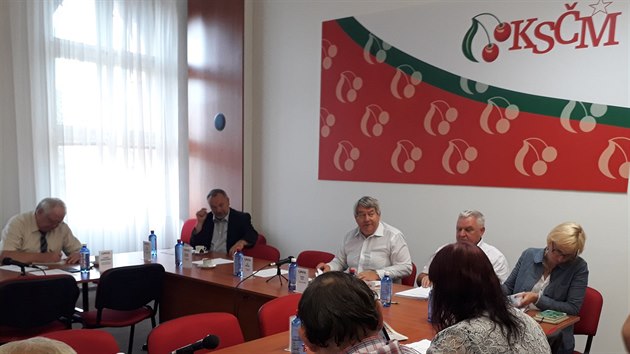 Jednání výkonného výboru KSČM, na němž strana řeší i absenci poslance Zdeňka Ondráčka při hlasování o důvěře vládě.