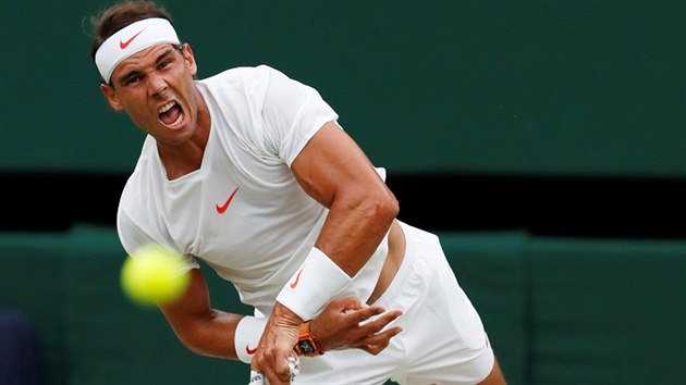 �pan�lsk� tenista Rafael Nadal b�hem dohr�vky semifin�lov�ho z�pasu se Srbem Novakem Djokovi�em.