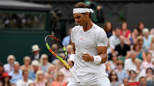 �pan�l Rafael Nadal se raduje v dohr�vce semifin�lov�ho z�pasu se srbsk�m tenistou Nov�kem Djokovi�em