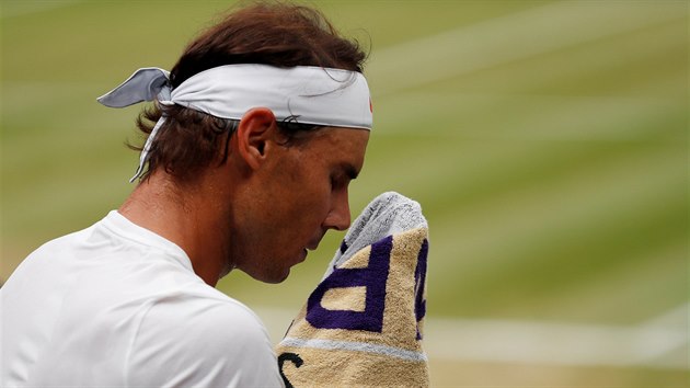 �pan�l Rafael Nadal b�hem dohr�vky semifin�lov�ho z�pasu se srbsk�m tenistou Novakem Djokovi�em