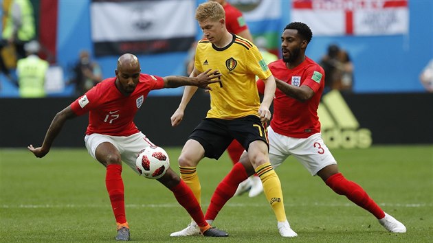 Belgian Kevin Bruyne (uprosted) v souboji s hri Anglie Fabianem Delphem (vlevo) a Danym Rosem (vpravo)