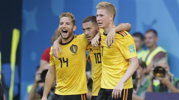 Belgičané Dries Mertens (zleva), Eden Hazard a Kevin De Bruyne se radují z gólu do sítě Anglie.