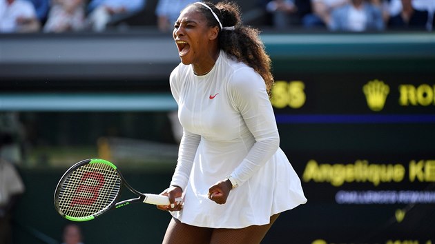 Amerianka Serena Williamsov se raduje bhem wimbledonskho finle.