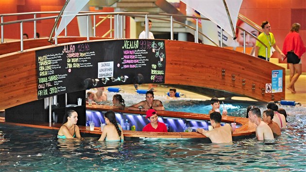 Oblíbené u návštěvníků Aqualandu Moravia jsou bary umístěné přímo v bazénech, kde si jen přes léto objednají přes padesát tisíc míchaných nápojů.