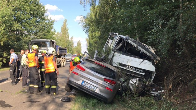 Srážka osobního automobilu s nákladním automobilem u Dobřejovic.