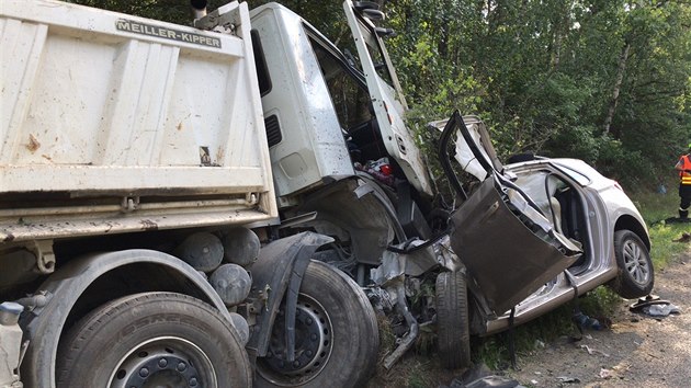 Srážka osobního automobilu s nákladním automobilem u Dobřejovic.