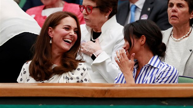 V�vodkyn� z Cambridge Kate (36) a v�vodkyn� ze Sussexu Meghan (36) spolu v sobotu vyrazily fandit na Wimbledon a nikoho nenechaly na pochyb�ch, �e si spolu v�born� rozum�.