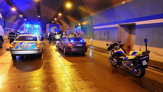 Dvě nehody kamionů uzavřely v pondělí večer na pražském dálničním okruhu Lochkovský i Komořanský tunel ve směru na Ruzyni. V Lochkovském tunelu byl v havarovaném voze zaklíněný řidič. (16. červenec 2018)