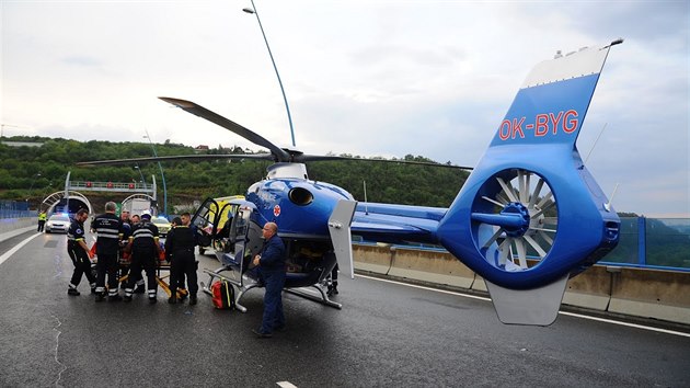 V Lochkovském tunelu byl v havarovaném voze zaklíněný řidič. Pro zraněného přiletěl vrtulník. (16. červenec 2018)