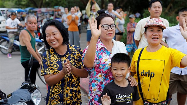Thajsko oslavuje záchranu dvanácti malých fotbalistů.