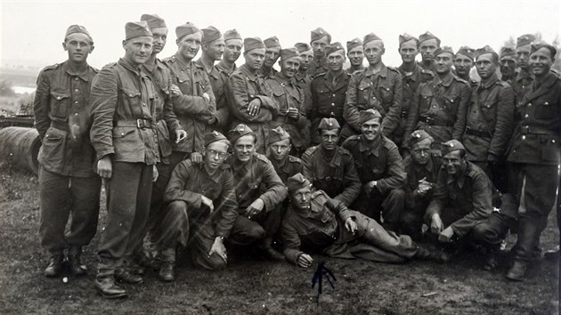 Oldřich Vladař (ležící na zemi) se svými spolužáky z proslulé Vojenské akademie v Hranicích.