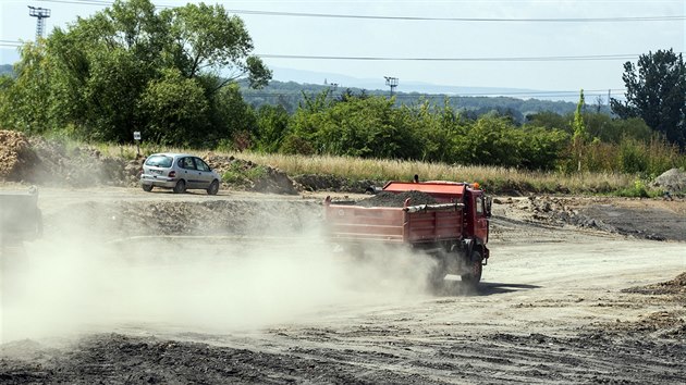 V obci Buk na Přerovsku musí lidé žít v prašném prostředí několik desítek metrů od stavby dálnice D1, kde je navážen také popílek.