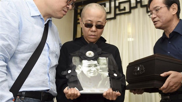 Liou Sia na pohřbu svého manžela (15. července 2017)