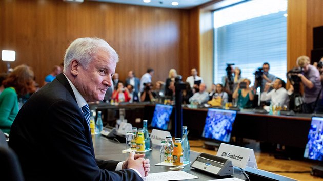 Horst Seehofer pedstavil v Berln svj pln pro zvldnut migrace. (10. ervence 2018)