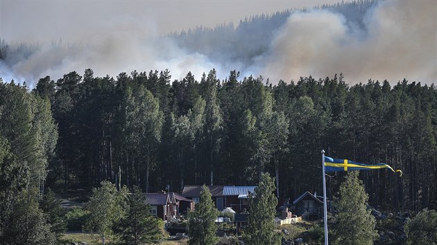 Od domů v obci Ljusdal dělí požár jen tenký pruh lesa. (17. července 2018)