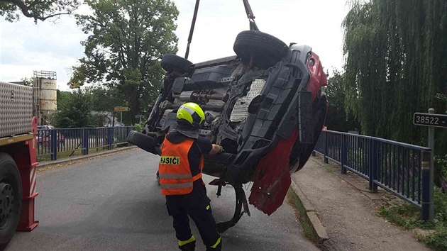 Auto se v Březině na Tišnovsku převrátilo na bok a skončilo mezi plotem a mostem.
