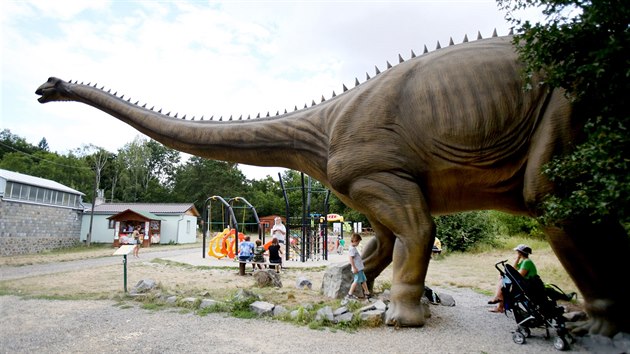 Správce parku Tibor Cúth dinosaury ráno „nastartuje“. Díky pohybovým čidlům pak řvou a hýbají se, až když člověk projde kolem.
