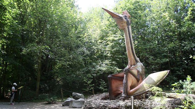 Díky pohybovým čidlům dinosauři řvou a hýbají se, až když člověk projde kolem.