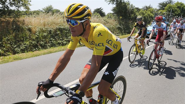 Greg van Avermaet ve lutm trikotu ldra bhem tvrt etapy Tour de France.