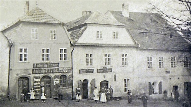 Takto to vypadalo na nmstku, na kterm ml Antonn Pittner krmek i vinrnu (v dom vlevo), okolo roku 1870.