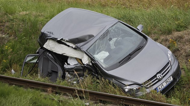 Nehoda na železničním přejezdu v Lípě na Havlíčkobrodsku. Těžce zraněného řidiče transportoval do nemocnice záchranářský vrtulník.