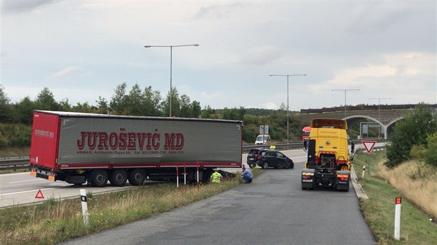 Nehoda osobního auta a kamionu omezila dopravu na Pražském okruhu (10.7.2018)