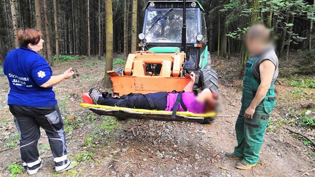 Zraněnou ženu musel kvůli nepřístupnému terénu převézt k sanitce lesní traktor