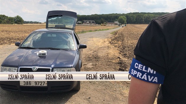 Policie a celn�ci zasahuj� v Zooparku Ba�� kv�li �dajn�mu neleg�ln�mu zab�jen� tygr�. Park spravuje Ludv�k Berousek ze slavn� cirkusov� rodiny Berousk� /16.7.2018)