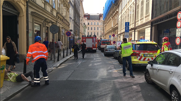 V ulici Mikulandská se na stavbě zřítila část budovy a zavalila čtyři lidi (17.7.2018)