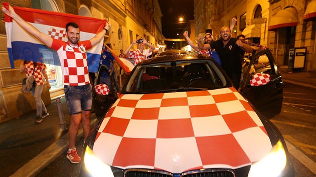 Chorvatští fanoušci oslavují úspěch fotbalistů na světovém šampionátu.