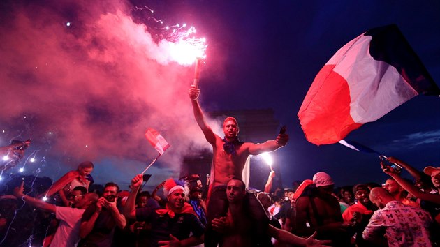 Francouzi divoce oslavují úspěch fotbalistů, kteří stali mistry světa.